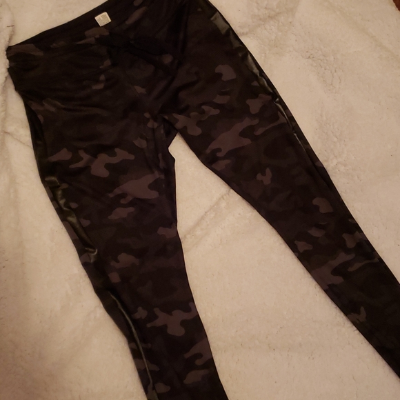 Forever 21 camo leggings size medium - Picture 5 of 5